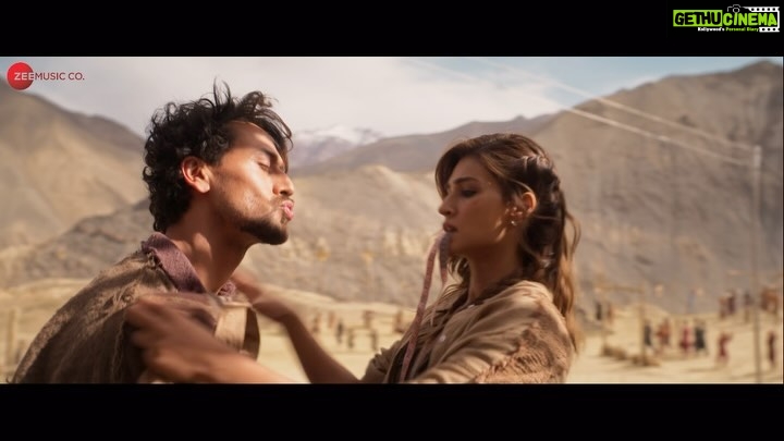 Tiger Shroff Instagram - Why are you so hard to get!? @kritisanon Witness the lafdebaazi that will set love goals with #LafdaKarle ❤️🔥 Song out now! ✨ @jackkybhagnani #VikasBahl @deepshikhadeshmukh @pooja_ent @pvrpictures @itsamittrivedi @swanandkirkire @nikhitagandhiofficial #UrmilaSutar #ShadabRayeen #PukhrajSonkar #AnupGandharla #kruteetrivedi