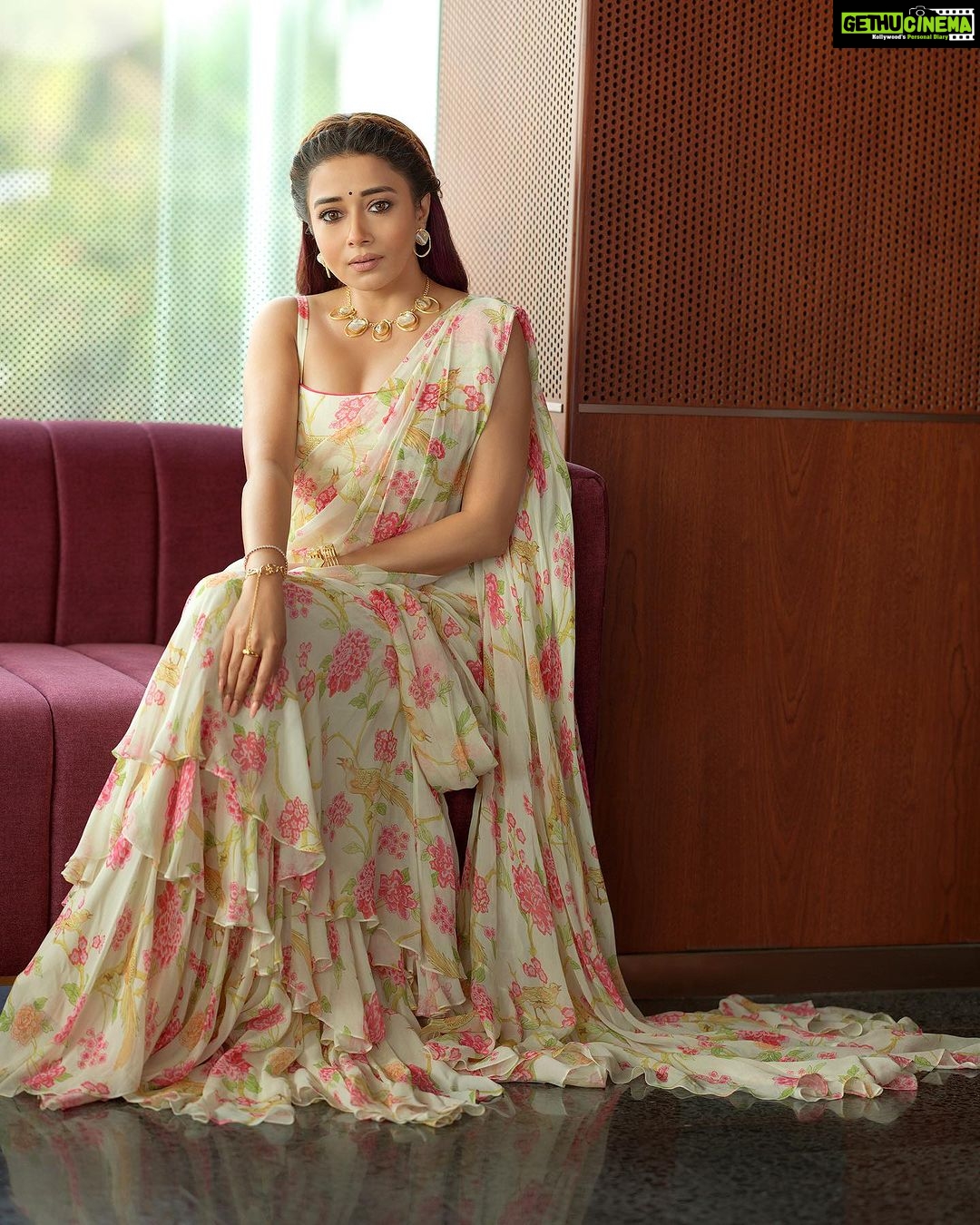 Tina Datta Instagram - Above all it matters how you walked through. Resilient, Sublime and Reverent…! . . . #pictureoftheday #sareelove #desigirl #instagood #instadaily #goodvibes #tinadatta