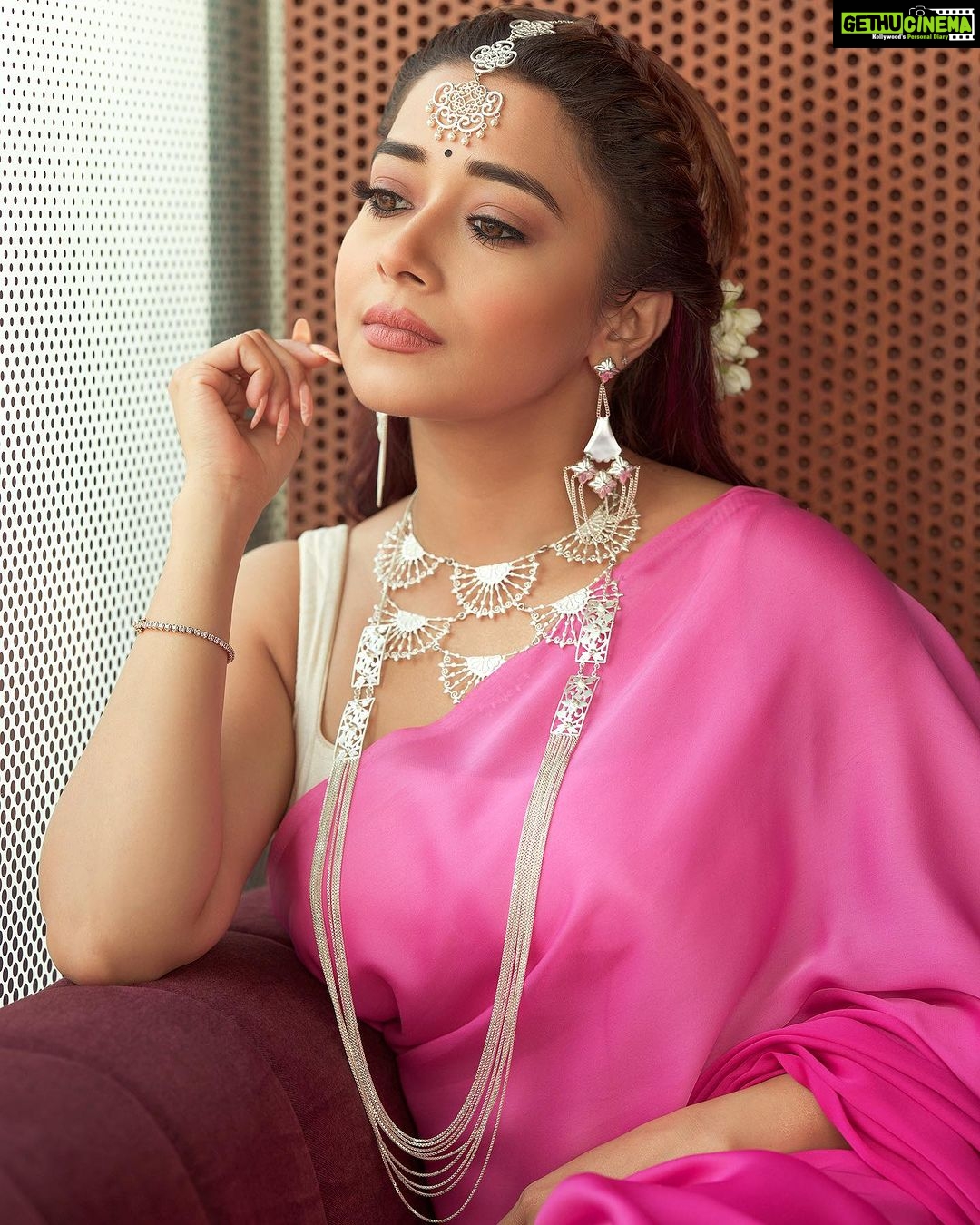 Tina Datta Instagram - The bloom of flowers fill our homes, adorn our hair and leave behind a beautiful fragrance forever! Always and forever a flower girl, an addict to the life they bring 🌸 . . . #TinaKaStyle #desigirl #fashion #style #diwali #diwalivibes #festiveseason #lookbook #tinadatta