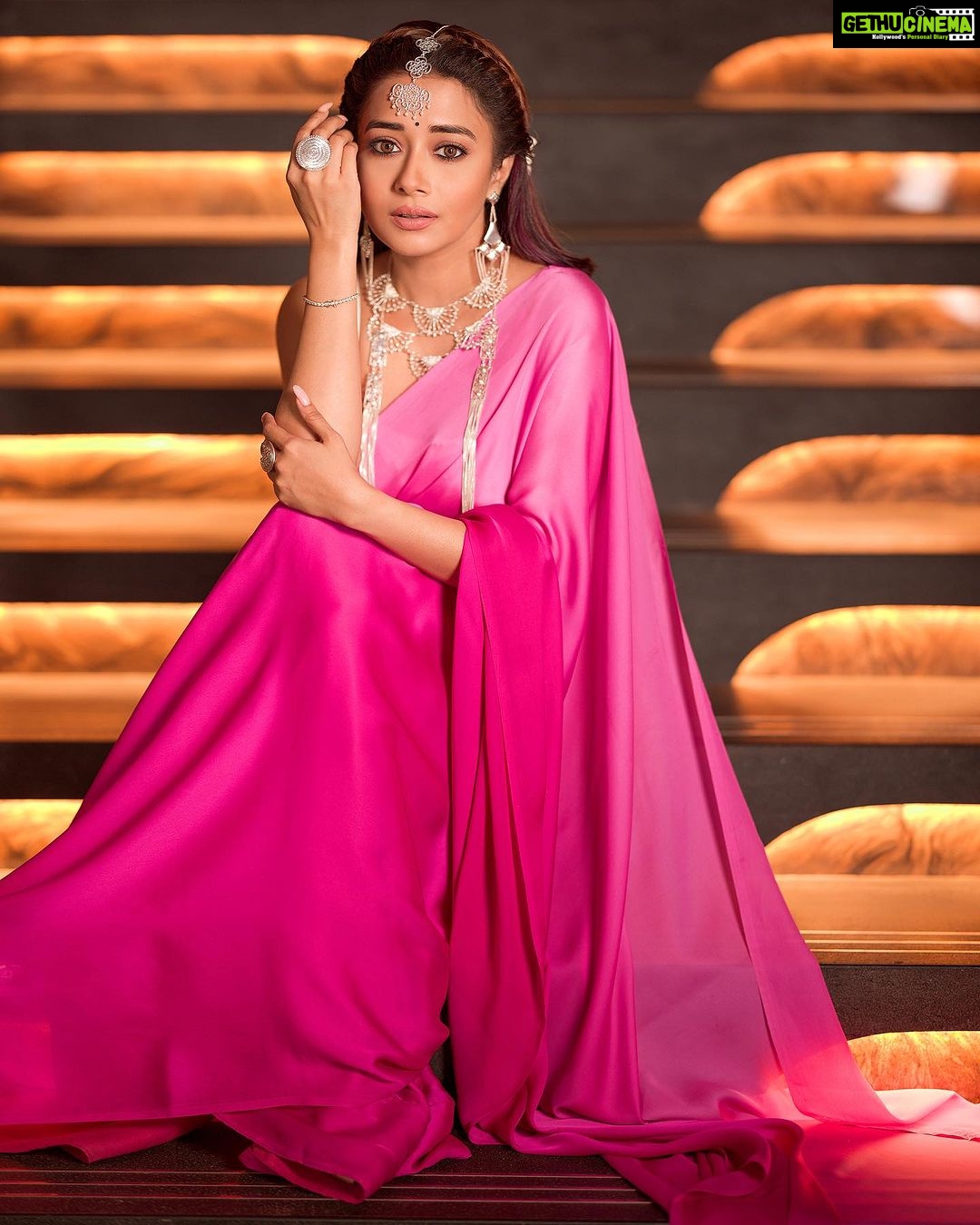 Tina Datta Instagram - The bloom of flowers fill our homes, adorn our hair and leave behind a beautiful fragrance forever! Always and forever a flower girl, an addict to the life they bring 🌸 . . . #TinaKaStyle #desigirl #fashion #style #diwali #diwalivibes #festiveseason #lookbook #tinadatta