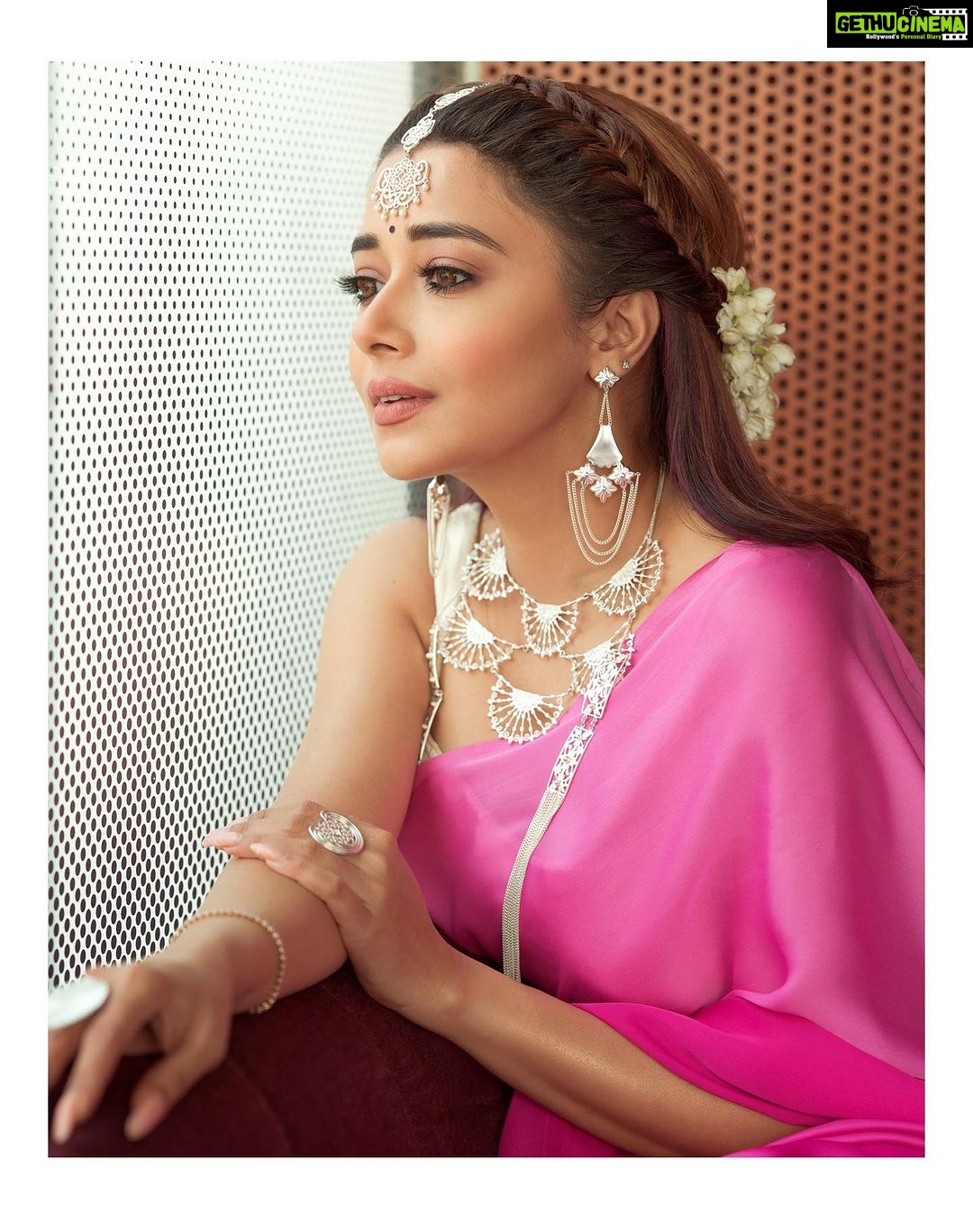 Tina Datta Instagram - The bloom of flowers fill our homes, adorn our hair and leave behind a beautiful fragrance forever! Always and forever a flower girl, an addict to the life they bring 🌸 . . . #TinaKaStyle #desigirl #fashion #style #diwali #diwalivibes #festiveseason #lookbook #tinadatta
