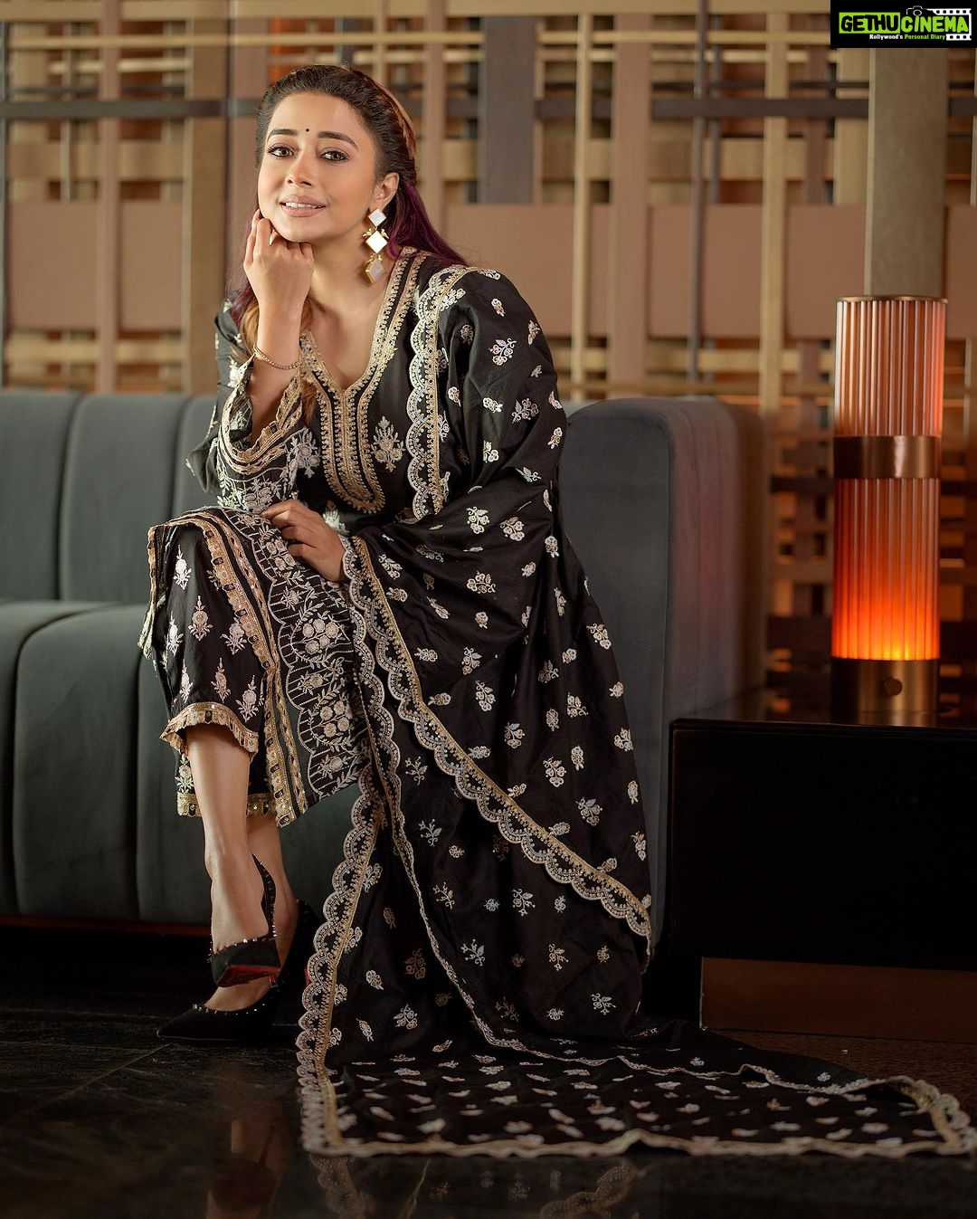 Tina Datta Instagram - Ain’t no body like a desi gal! Hai nah? Counting down to Diwali and my favourite because the Indian in me loves everything Indian and especially the clothes!!! . . . #TinaKaStyle #desigirl #fashion #style #lookbook #tinadatta