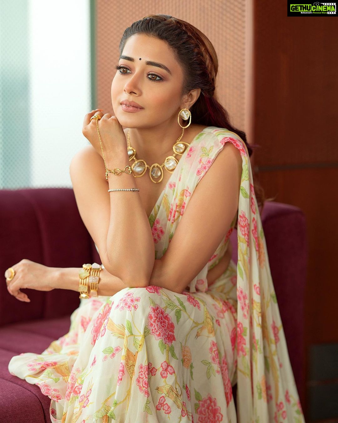 Tina Datta Instagram - Above all it matters how you walked through. Resilient, Sublime and Reverent…! . . . #pictureoftheday #sareelove #desigirl #instagood #instadaily #goodvibes #tinadatta