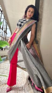 Tisca Chopra Instagram - It’s National Handloom Day .. 
A day to deeply honour the millions of weavers and crafts people of India .. 
A flourishing trade that was systematically destroyed by the British to facilitate the sale of their machine made fabrics back to India .. 
But what is joyous is that Indian handlooms are gaining their glory back ..
From 2016-17, India was exporting 95% of the world’s handloom .. 
The estimated growth of the handloom sector in the current year is at 10% .. 
Here’s to the weavers, families and villages who pour their love into unique weaves, that we wear with pride and joy ..
Wearing a #chanderi sari to reimagine how it can be worn .. 

#nationalhandloomday #indian #withpride #handloom #handloomsaree #handloomsofindia #silk #kanchipuram #chanderi #venkatgiri #banarasi #pochampally #patola #mangalagiri #baluchari #kosa #bhagalpuri #ikat #sambhalpuri #lepcha #kasavu #numdha #paithani #kunbi #kimkhab #kani #pachedi #thelistisendless