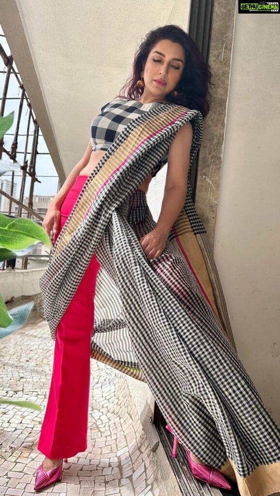 Tisca Chopra Instagram - It’s National Handloom Day .. A day to deeply honour the millions of weavers and crafts people of India .. A flourishing trade that was systematically destroyed by the British to facilitate the sale of their machine made fabrics back to India .. But what is joyous is that Indian handlooms are gaining their glory back .. From 2016-17, India was exporting 95% of the world’s handloom .. The estimated growth of the handloom sector in the current year is at 10% .. Here’s to the weavers, families and villages who pour their love into unique weaves, that we wear with pride and joy .. Wearing a #chanderi sari to reimagine how it can be worn .. #nationalhandloomday #indian #withpride #handloom #handloomsaree #handloomsofindia #silk #kanchipuram #chanderi #venkatgiri #banarasi #pochampally #patola #mangalagiri #baluchari #kosa #bhagalpuri #ikat #sambhalpuri #lepcha #kasavu #numdha #paithani #kunbi #kimkhab #kani #pachedi #thelistisendless