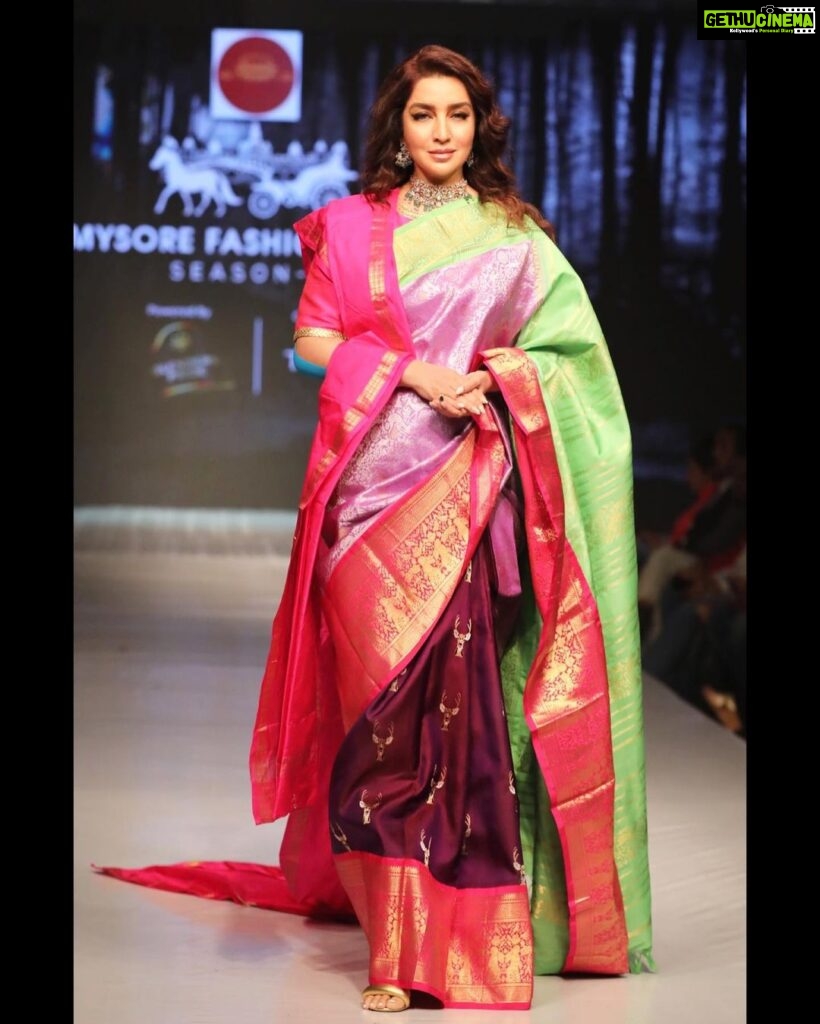Tisca Chopra Instagram - Two days to go to National Handloom Day and in a #kanjivaram that took 200 hours to weave .. How can one not feel pride to wear such work and belong to such a rich culture.. Indian weaves are slowly taking over the world, one red carpet, one saree at a time .. This here is a sumptuous @narayaniweavesbyramya styled by @stylingbyvictor and shot by @sharjinusman #handloom #handloomlove #handloomsarees #saree #sareelove #indian #indiantextile #indianwear #indianweaves
