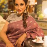Tisca Chopra Instagram – How could I not post this gorgeous saree by my dear @anavila_m as National Handloom Day is approaches on August 7th ..
It gives me such joy to be part of a culture that values painstaking handmade textiles.. 
Will be posting a stunning handloom outfit each day till then to celebrate Ikat, Banarasi, Chanderi, Kanchipuram and some of the other beautiful weaves from India 🇮🇳 

📸 @arjunchips 
#handloom #handloomsaree #weaves #weavesofindia #indian #handmade #sustainable Bandra