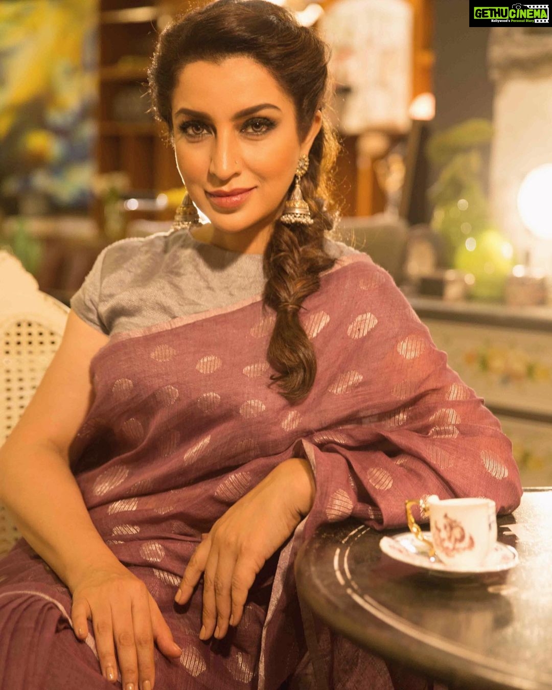 Tisca Chopra Instagram - How could I not post this gorgeous saree by my dear @anavila_m as National Handloom Day is approaches on August 7th .. It gives me such joy to be part of a culture that values painstaking handmade textiles.. Will be posting a stunning handloom outfit each day till then to celebrate Ikat, Banarasi, Chanderi, Kanchipuram and some of the other beautiful weaves from India ๐ฎ๐ณ ๐ธ @arjunchips #handloom #handloomsaree #weaves #weavesofindia #indian #handmade #sustainable Bandra