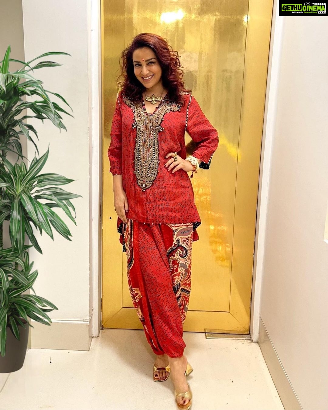 Tisca Chopra Instagram - How we did #diwali with my work fam .. At @stage5production and the OG @manishmalhotra05 .. And the blazing forces of @malhotra_dinesh @om_sunny_bhambhani @tanaymalhotra01 #louisebannerjee In frame @meetmshah #ianuranja @karanlalitbutani @surryamenen Thank you for the images 📸 @ziyuscontractor @tanaymalhotra01 Here’s to an illuminated Diwali with your families both at work and home ✨ Wearing the most delicious @aseemkapoor_official ♥️ #trainfromchhapraula #newbeginnings #cinema #film #writer #director #new #wip Bandra