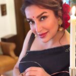 Tisca Chopra Instagram – Revel in the magnificence of India’s most iconic queens with @taneira_sarees this festive and wedding season.

Join me as I step into the regalia of The Queens’s Collection crafted by India’s foremost artisans. 

From the radiance and power exuded by the splendour of fire captured in an intriguing black handprint, to a breezy silk cotton ombré saree with scattered gold sequins, to the very essence of free flowing air captured in soothing green silk – each saree tells a story all its own. 

#TaneiraSarees #thequeenscollection