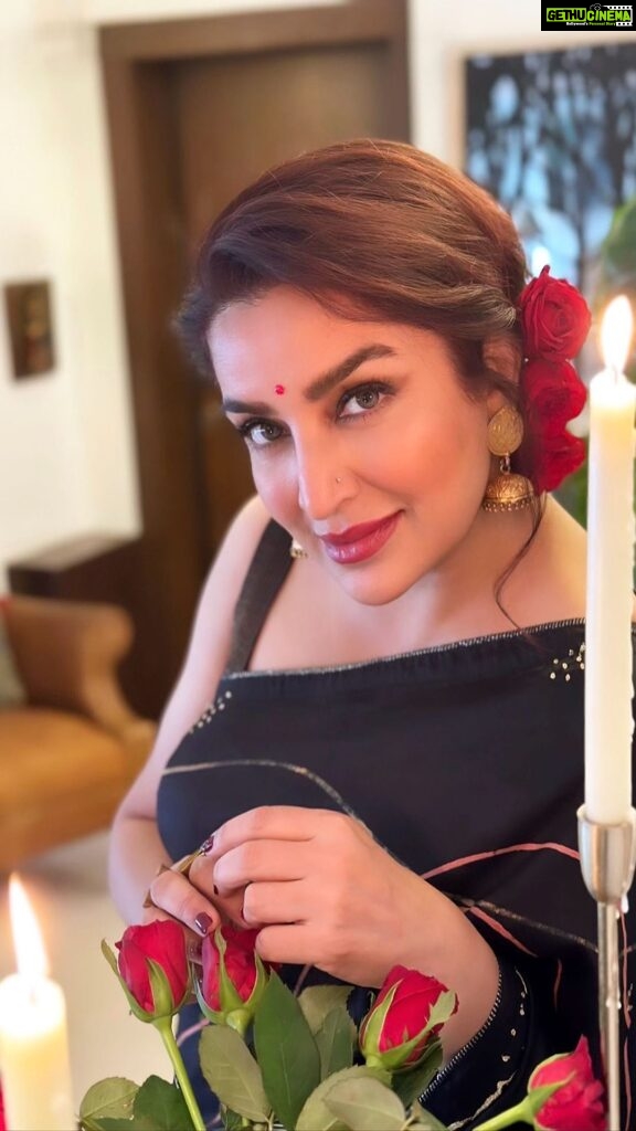 Tisca Chopra Instagram - Revel in the magnificence of India’s most iconic queens with @taneira_sarees this festive and wedding season. Join me as I step into the regalia of The Queens’s Collection crafted by India’s foremost artisans. From the radiance and power exuded by the splendour of fire captured in an intriguing black handprint, to a breezy silk cotton ombré saree with scattered gold sequins, to the very essence of free flowing air captured in soothing green silk - each saree tells a story all its own. #TaneiraSarees #thequeenscollection