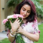 Tisca Chopra Instagram – Sending happy vibes .. have a lovely day my lobsters.. 

👗 @gazalguptacouture 
📸 @manualpixels 

#happy #goodvibes #midweek #wednesday #flowers #foryou #fashion #style #transitionreels #reels #reelsinstagram #reelsheel