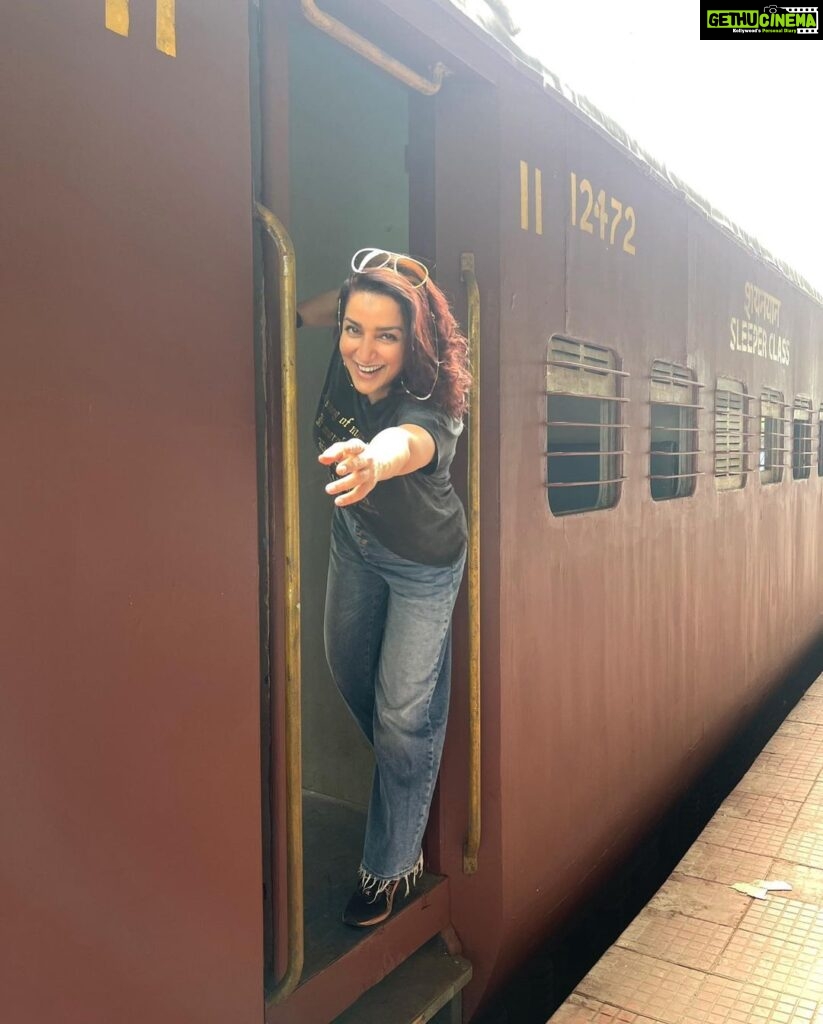 Tisca Chopra Instagram - Aa Raj aa .. I ain’t got all day bruh.. #ddlj #filmy #ddlj2023 #circa2023 #trains #film #classicsreimagined #location #filmmaking 📸 @satyajit810 Films