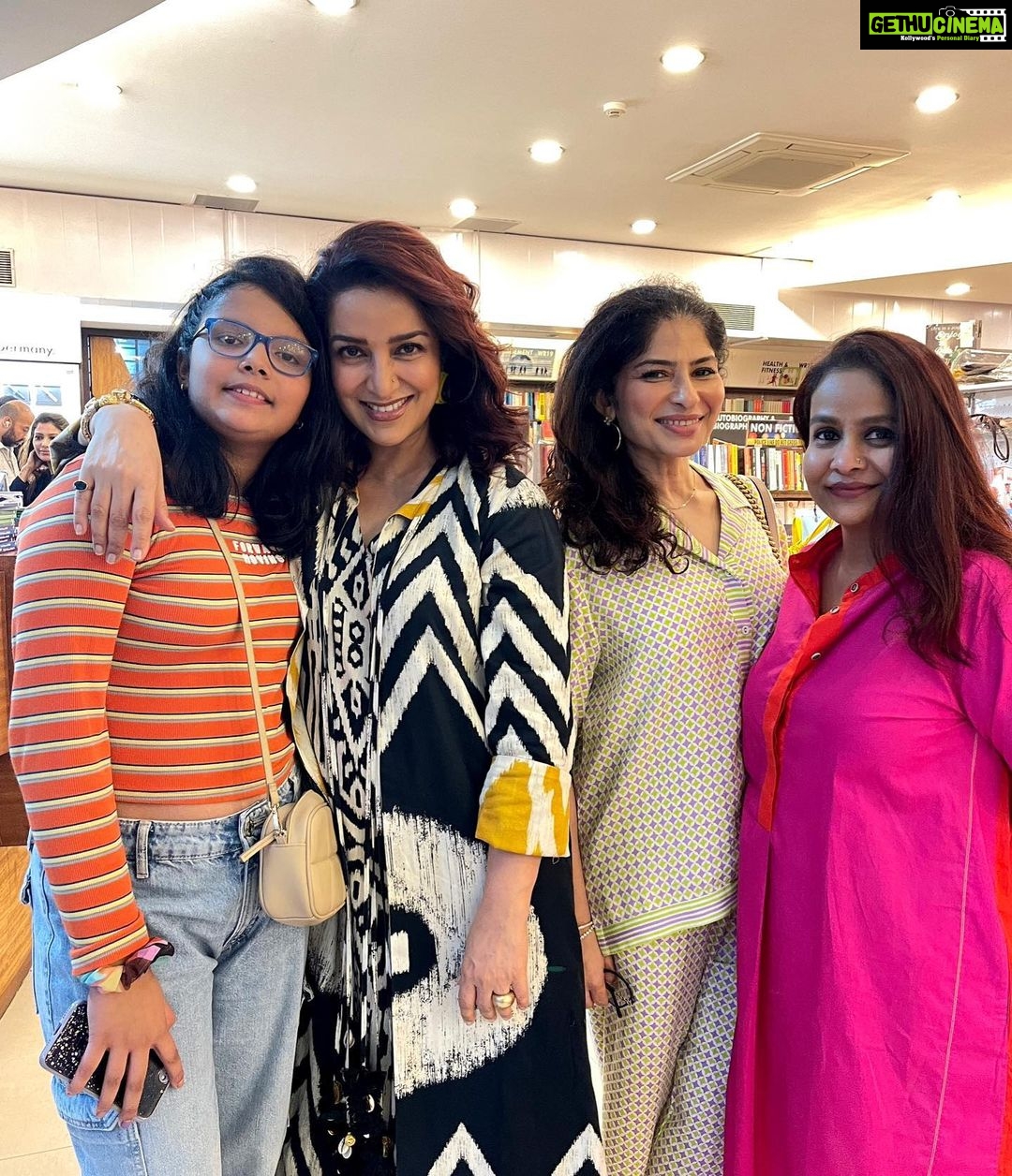 Tisca Chopra Instagram - The launch of #whatsupwithme with my wonderful editor @bhargava_vidhi at @westland_books @red_pandaindia along with my darling @kiranmanral who so warmly took over the session impromptu.. Thanks @titlewavesbookstores for hosting us .. Thanks also to my fav crew @crazypree @suparnachatterjee @saki_68 @guraab who made the evening full To my best bud and husband @flywrite26 who is forever a solid cheerleader.. And finally to my darling Tara to whom the book is dedicated .. To all other young girls who need help navigating puberty.. the book is yours with all my love .. #bookstagram #book #bookishlove #puberty #mensturation #period #girls #reddot #preteen #teens #pimples #people #parenting #parents
