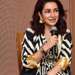 Tisca Chopra Instagram - The launch of #whatsupwithme with my wonderful editor @bhargava_vidhi at @westland_books @red_pandaindia along with my darling @kiranmanral who so warmly took over the session impromptu.. Thanks @titlewavesbookstores for hosting us .. Thanks also to my fav crew @crazypree @suparnachatterjee @saki_68 @guraab who made the evening full To my best bud and husband @flywrite26 who is forever a solid cheerleader.. And finally to my darling Tara to whom the book is dedicated .. To all other young girls who need help navigating puberty.. the book is yours with all my love .. #bookstagram #book #bookishlove #puberty #mensturation #period #girls #reddot #preteen #teens #pimples #people #parenting #parents