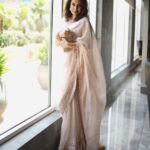 Tisca Chopra Instagram – The joy of a pearl encrusted blush saree .. 

🥻 @gazalguptacouture 
👜 @dhaagalife_sg 
💍 @curiocottagejewelry 
📸 @manualpixels 

#saree #sareelove #pearls #girlsinpearls #indianwear #indiangirls #indiangirlthings #desi #desigirl #style #fashion #event