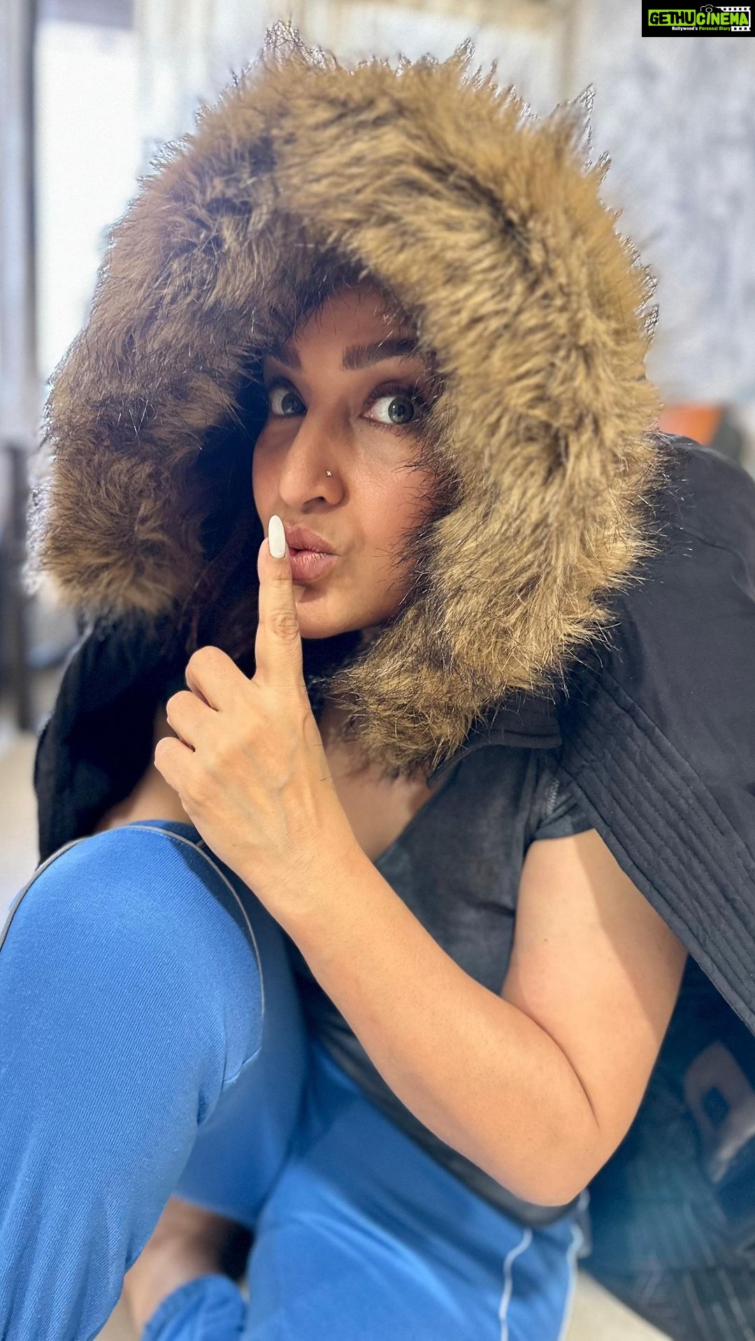 Tisca Chopra Instagram - Mothering gen Z .. Don’t tell me you moms haven’t done this??!! Happy Mother’s Day to all the moms .. on having one of the most challenging and fulfilling roles in the whole wide world.. 📸 @emm_i_2 #mothersday #mother #genz #mothersanddaughters #anotherkindofmother #daughter #taarezameenpar #merimaa #reelsheel