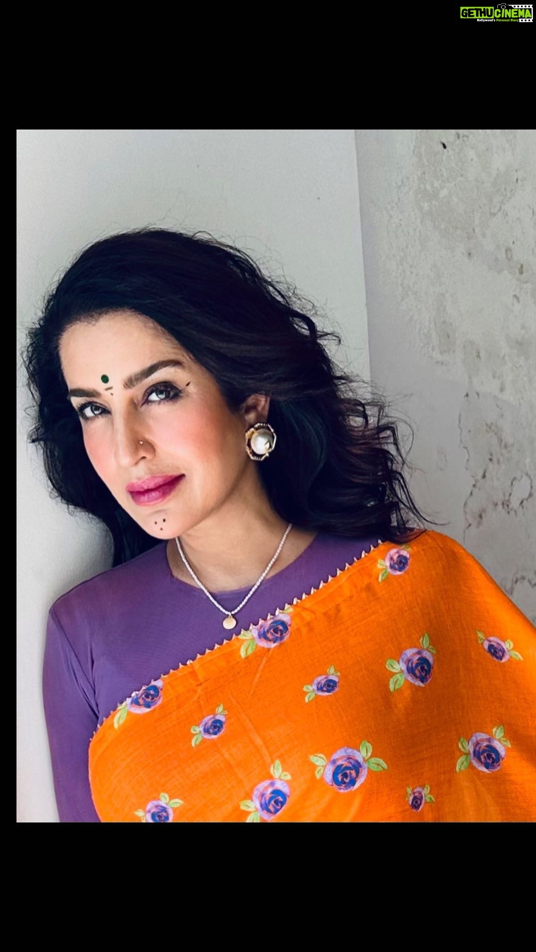 Tisca Chopra Instagram - Lazy girl hack .. Going from serious actor to cocktails .. Saree @the_haelli Outfit @arokaofficial @stylemuze Bag @stemindia.in Shoes @asos 📸 @emm_i_2 💇🏻♀️ @kromakaysalon #reuse #rewear #recycle #imagine #reimagined #sustainability #sustainable