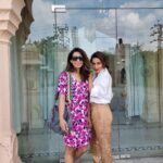 Tisca Chopra Instagram - Major misconception that people can’t make new friends later in life .. @stylemuze is my lockdown find .. She posted about my book, I started following her insanely fashionable page and was addicted! She serves up fashion like none other .. she started styling me and we started meeting in Jaipur, in Mumbai and a shopping trip with her to Paris, London or NYC is in my manifest book .. She has changed my POV to clothes & also increased my shoe and bag budget 🤷🏻‍♀️ What a laugh it was to hang with this mad girl .. Thank you @tresindmum and @vckcommunications for hosting us .. as you can see, what followed was food coma! #girls #girlsnight #food #foodporn #foodcoma #finedine