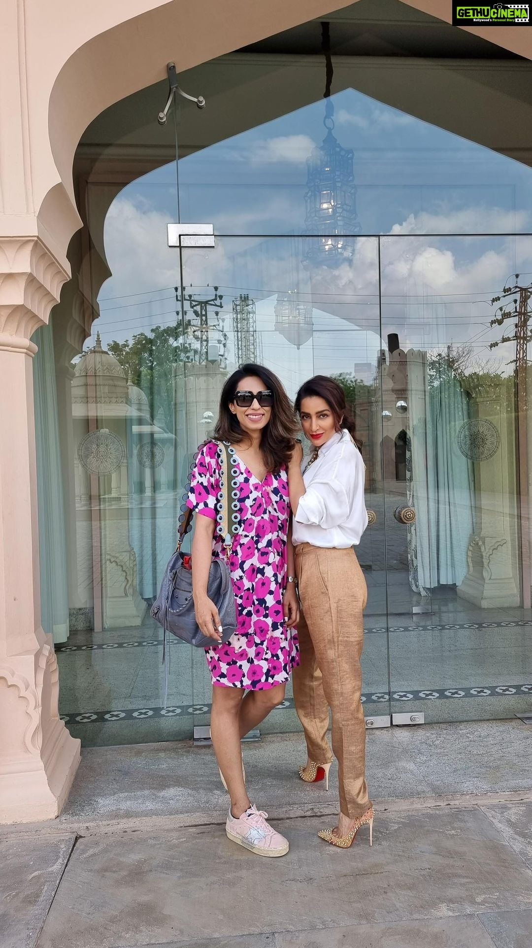 Tisca Chopra Instagram - Major misconception that people can’t make new friends later in life .. @stylemuze is my lockdown find .. She posted about my book, I started following her insanely fashionable page and was addicted! She serves up fashion like none other .. she started styling me and we started meeting in Jaipur, in Mumbai and a shopping trip with her to Paris, London or NYC is in my manifest book .. She has changed my POV to clothes & also increased my shoe and bag budget 🤷🏻♀️ What a laugh it was to hang with this mad girl .. Thank you @tresindmum and @vckcommunications for hosting us .. as you can see, what followed was food coma! #girls #girlsnight #food #foodporn #foodcoma #finedine