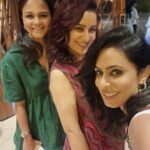 Tisca Chopra Instagram - When my dear @stylemuze drops into Mumbai .. it can only mean laughter, shopping and fun and food, though she doesn’t eat.. Thanks #Etisha for the lovely videos and images! And if you want to know how it all went, head over to stories 👆🏼 #friends #girls #girlsdayout #mygirl #shopping Trèsind Mumbai