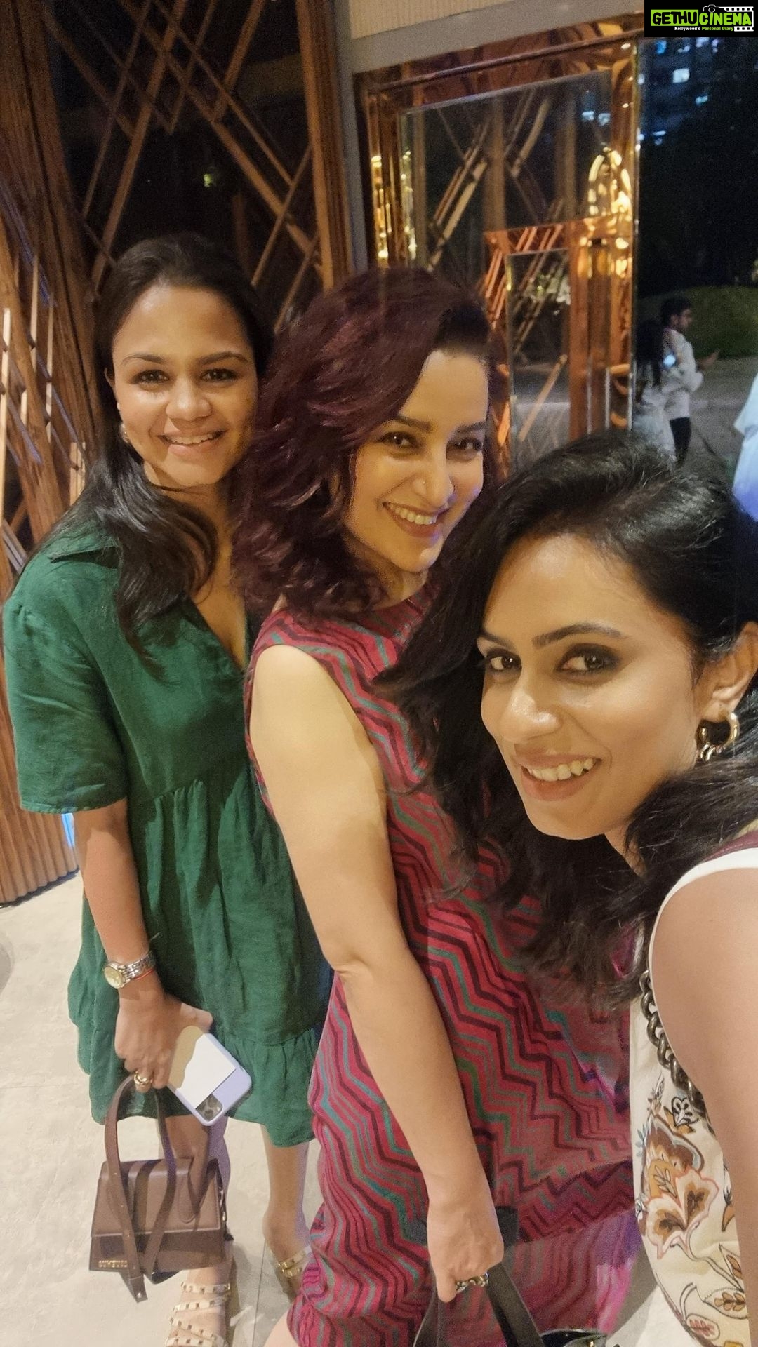 Tisca Chopra Instagram - When my dear @stylemuze drops into Mumbai .. it can only mean laughter, shopping and fun and food, though she doesn’t eat.. Thanks #Etisha for the lovely videos and images! And if you want to know how it all went, head over to stories 👆🏼 #friends #girls #girlsdayout #mygirl #shopping Trèsind Mumbai