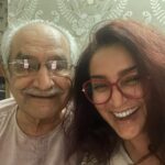 Tisca Chopra Instagram - This was us last night, biting our nails till the last four .. The power of sport and art to make the heart come alive, as howls and cheers across the country were being echoed with every ball, even as hot tandoori rotis were consumed with piping hot dal, a delicious dry masaaledaar tinda sabzi and some chilled raita .. Fresh Sitaphal Ice cream was of course mandated, how else could be keep up the energy to scream Indiaaaa-India .. Ad breaks were for life lessons, shared by my eternal teacher - fogs and mists come and go, don’t seek personal glory, it will be your undoing, and of course slow and steady wins the match.. Bravo #teamindia but also so well played #teamnewzealand #aneveningwellspent #cricketwithdad #lifehacks #adbreaksandlifelessons #lafamilia #cricket #worldcup #indiavsnewzealand