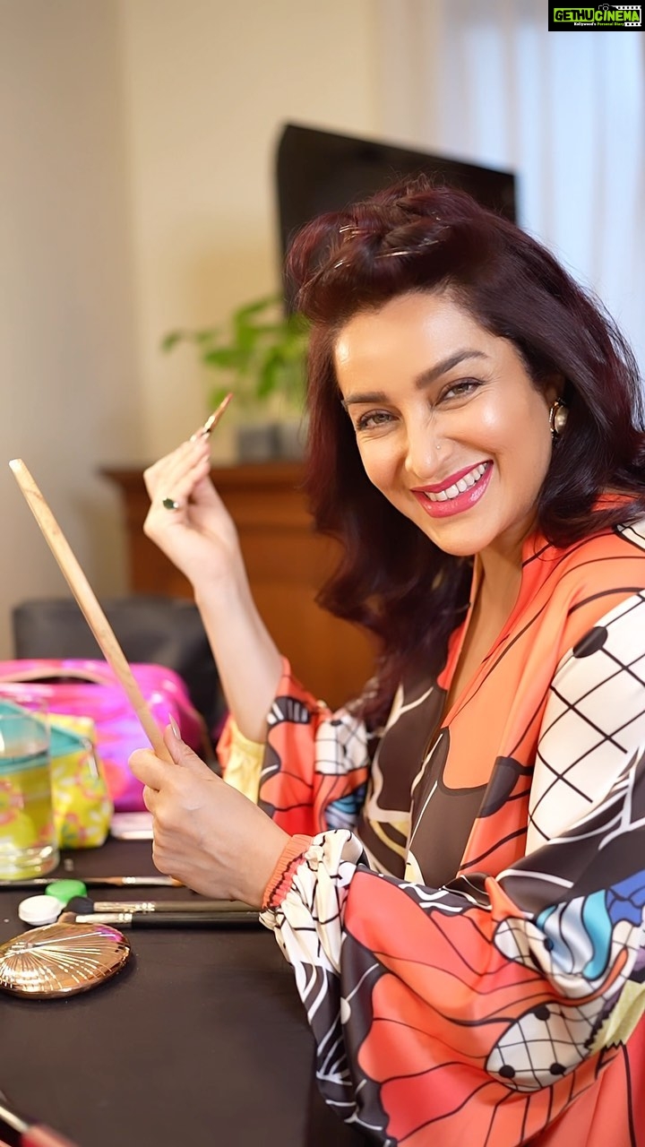 Tisca Chopra Instagram - I do love makeup .. not just because it’s a miniaturist art, but also because it helps us tell stories .. from geishas, to mime artists, to the clown, to Kathakali dancers, makeup has been the artist’s way to take you deeper into the story .. Makeup time, every morning, for me is to get into character.. to feel her - really feel her heart, her dreams, her hesitations and fears .. #makeup #art #prosthetics #clown #geisha #kathakali #mime #artist #artistic #reels 📸 @manualpixels 💇🏻♀️ @jeetumakeupandhair