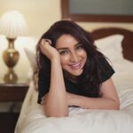 Tisca Chopra Instagram - I’m staying in bed (after shoot) .. what’s your Sunday plan? #sunday #stayinbed #read #write #chill #relax #whoreadshashtagsanyways