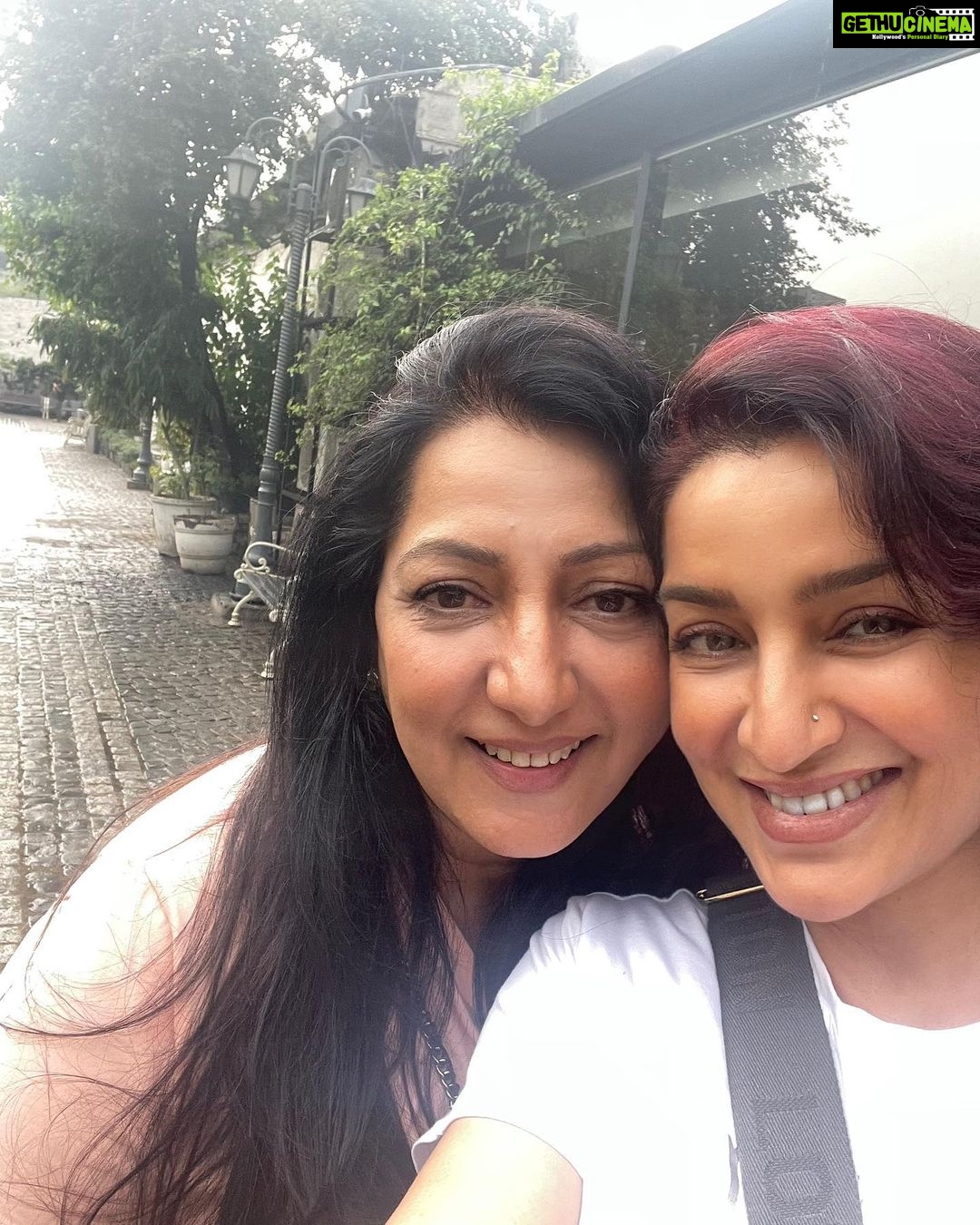 Tisca Chopra Instagram - All the ingredients of a perfect day .. the bestie, delicious weather, sexy shopping and the fabulousness of the food @cafe.dori .. Thank you @mister.dori for the warmth and hospitality ♥️ Yes, it’s a day that deserves two desserts @aneetachawla .. the calories won’t last the memories will, don’t you think? #love #friendship #bestie #food #shopping #fun #delhi #rain #spring #perfect #aboutyesterday The Dhan Mill
