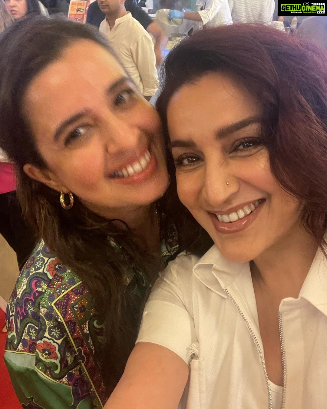 Tisca Chopra Instagram - Absolute delight to watch #saasbahuflamingo last evening.. It’s trippy, tumultuous and terrific .. Badass beauties, beastly boys, barren badlands and the brilliance of @homster styled fabulously by @anaitashroffadajania .. Major props to #dineshvijan @poovijan @maddockfilms for backing clutter breakers .. #dimplekapadia you are all kinds of goals ❤️🔥 Congratulations @dawar.vikram @linesh.desai @talwarisha @angira @deepakdobriyal1 @radhikamadan @varun.mitra @ashishverma @justudit @jimi_trivedi @naseerudiin49 @vipin.sta @monicadogra @markbennington @priyasha811 and the rest of the madly talented teams .. Do watch from tomorrow on @disneyplushotstar .. #sbfonhotstar #bingeworthy #bravenewworlds #womenontop