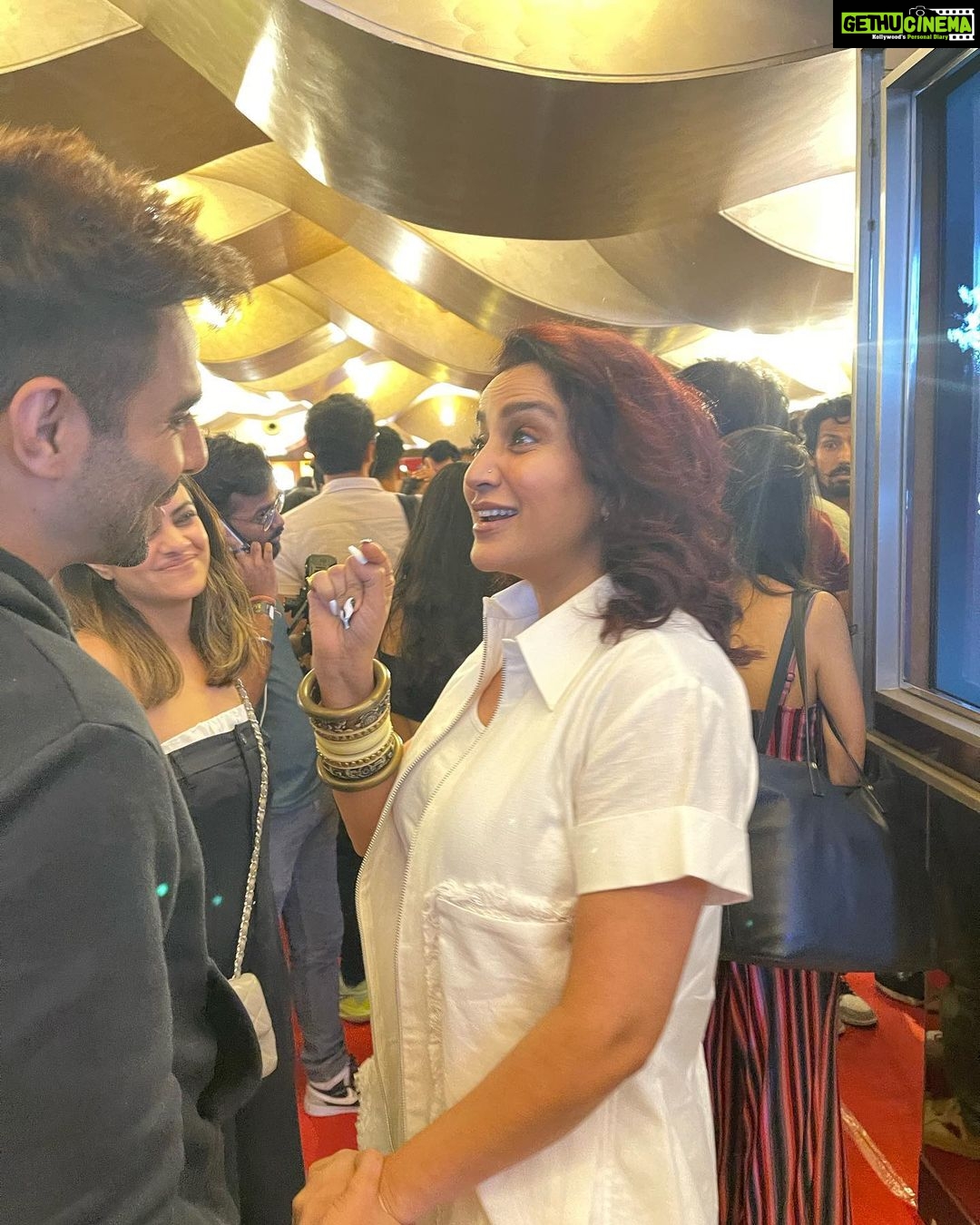 Tisca Chopra Instagram - Absolute delight to watch #saasbahuflamingo last evening.. It’s trippy, tumultuous and terrific .. Badass beauties, beastly boys, barren badlands and the brilliance of @homster styled fabulously by @anaitashroffadajania .. Major props to #dineshvijan @poovijan @maddockfilms for backing clutter breakers .. #dimplekapadia you are all kinds of goals ❤️🔥 Congratulations @dawar.vikram @linesh.desai @talwarisha @angira @deepakdobriyal1 @radhikamadan @varun.mitra @ashishverma @justudit @jimi_trivedi @naseerudiin49 @vipin.sta @monicadogra @markbennington @priyasha811 and the rest of the madly talented teams .. Do watch from tomorrow on @disneyplushotstar .. #sbfonhotstar #bingeworthy #bravenewworlds #womenontop