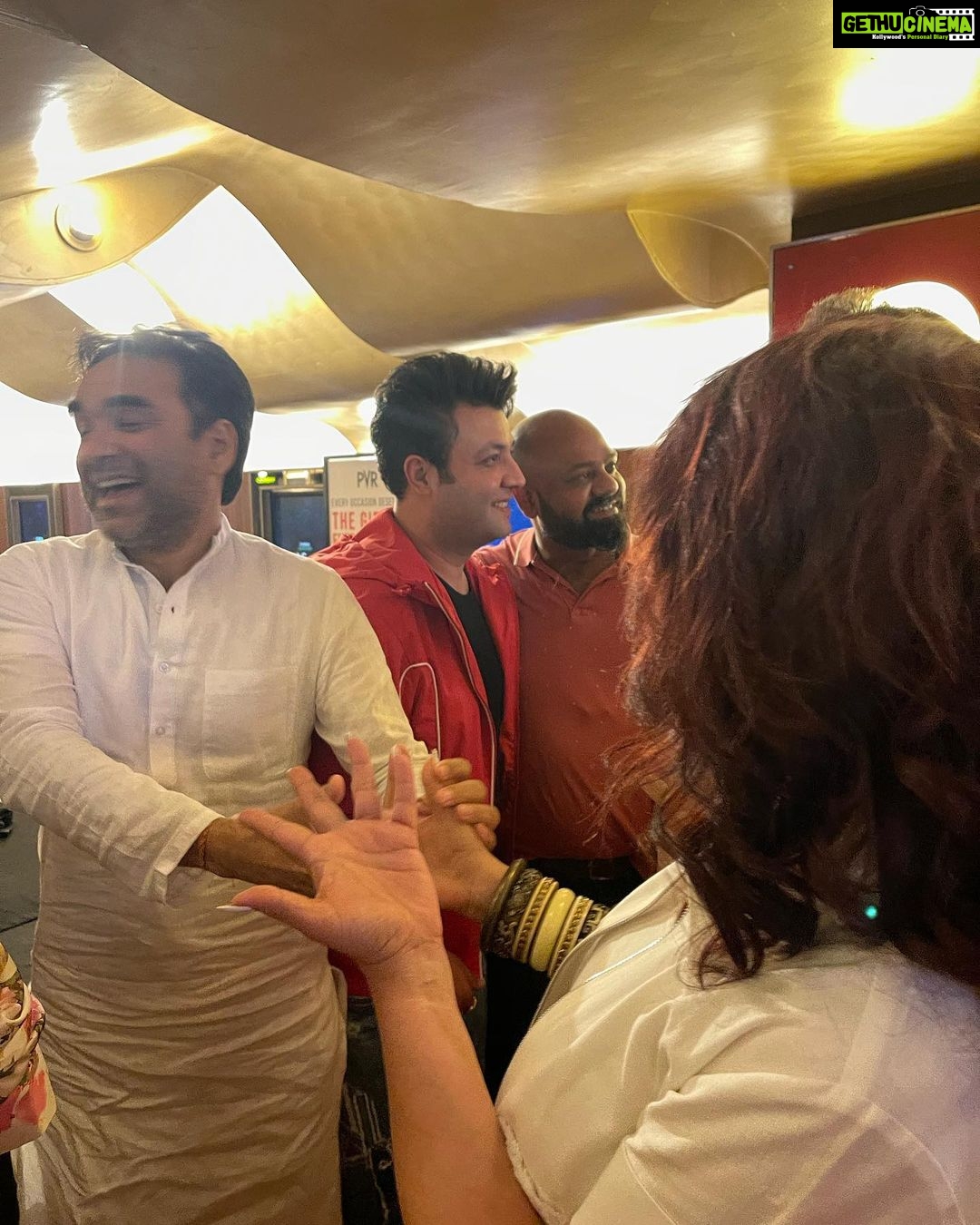 Tisca Chopra Instagram - Absolute delight to watch #saasbahuflamingo last evening.. It’s trippy, tumultuous and terrific .. Badass beauties, beastly boys, barren badlands and the brilliance of @homster styled fabulously by @anaitashroffadajania .. Major props to #dineshvijan @poovijan @maddockfilms for backing clutter breakers .. #dimplekapadia you are all kinds of goals ❤️🔥 Congratulations @dawar.vikram @linesh.desai @talwarisha @angira @deepakdobriyal1 @radhikamadan @varun.mitra @ashishverma @justudit @jimi_trivedi @naseerudiin49 @vipin.sta @monicadogra @markbennington @priyasha811 and the rest of the madly talented teams .. Do watch from tomorrow on @disneyplushotstar .. #sbfonhotstar #bingeworthy #bravenewworlds #womenontop