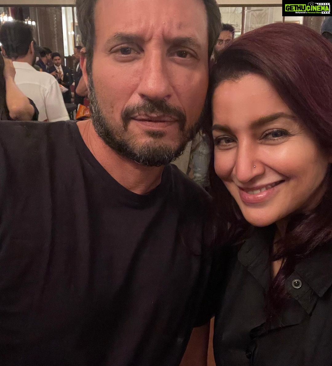 Tisca Chopra Instagram - And it’s a wrap!! What a bunch of insane talents .. @homster @maddockfilms #dineshvijan @poovijan @pankajtripathi #dimplekapadia @anaita_shroff_adajania @devenbhojani.official @sanjaykapoor2500 @therealkarismakapoor @saraalikhan95 @itsvijayvarma @grushakapoor24 @aashimgulati @suhailnayyar @linesh.desai @dawar.vikram & the rest of the awesome cast and crew (please add yourselves to the list in the comments) #newwork #murdermubarak #actor #shoot #work #whoreadsmyhashtags The Imperial, New Delhi