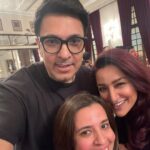 Tisca Chopra Instagram – And it’s a wrap!! 

What a bunch of insane talents .. 
@homster @maddockfilms #dineshvijan @poovijan @pankajtripathi #dimplekapadia @anaita_shroff_adajania @devenbhojani.official @sanjaykapoor2500 @therealkarismakapoor @saraalikhan95 @itsvijayvarma @grushakapoor24 @aashimgulati @suhailnayyar @linesh.desai @dawar.vikram & the rest of the awesome cast and crew (please add yourselves to the list in the comments) 

#newwork #murdermubarak #actor #shoot #work #whoreadsmyhashtags The Imperial, New Delhi