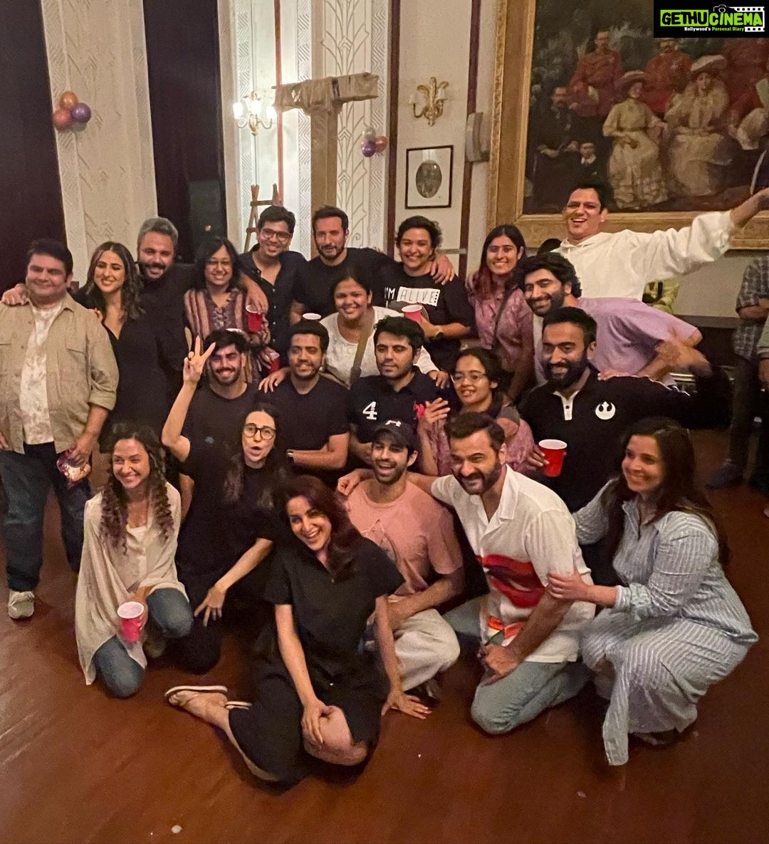 Tisca Chopra Instagram - And it’s a wrap!! What a bunch of insane talents .. @homster @maddockfilms #dineshvijan @poovijan @pankajtripathi #dimplekapadia @anaita_shroff_adajania @devenbhojani.official @sanjaykapoor2500 @therealkarismakapoor @saraalikhan95 @itsvijayvarma @grushakapoor24 @aashimgulati @suhailnayyar @linesh.desai @dawar.vikram & the rest of the awesome cast and crew (please add yourselves to the list in the comments) #newwork #murdermubarak #actor #shoot #work #whoreadsmyhashtags The Imperial, New Delhi