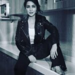 Tisca Chopra Instagram – My cook told me, deedi aise pose karne se koi ‘kitchen queen’ nahin bann jata .. 

📸 @karanhenry