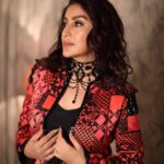 Tisca Chopra Instagram - That evening and that show ❤️‍🔥 Trust my dear @manishmalhotra05 to blow us away with his stunning ‘Diffuse’ collection .. shortlisted so many pieces that I can’t wait to wear .. Head over to stories to see what the @lakmefashionwk grand finale looked like .. 👗 @manishmalhotra05 💄 @shrushti_birje_8 📸 #urvidesale #manishmalhotra #lakmefashionweek #grandfinale