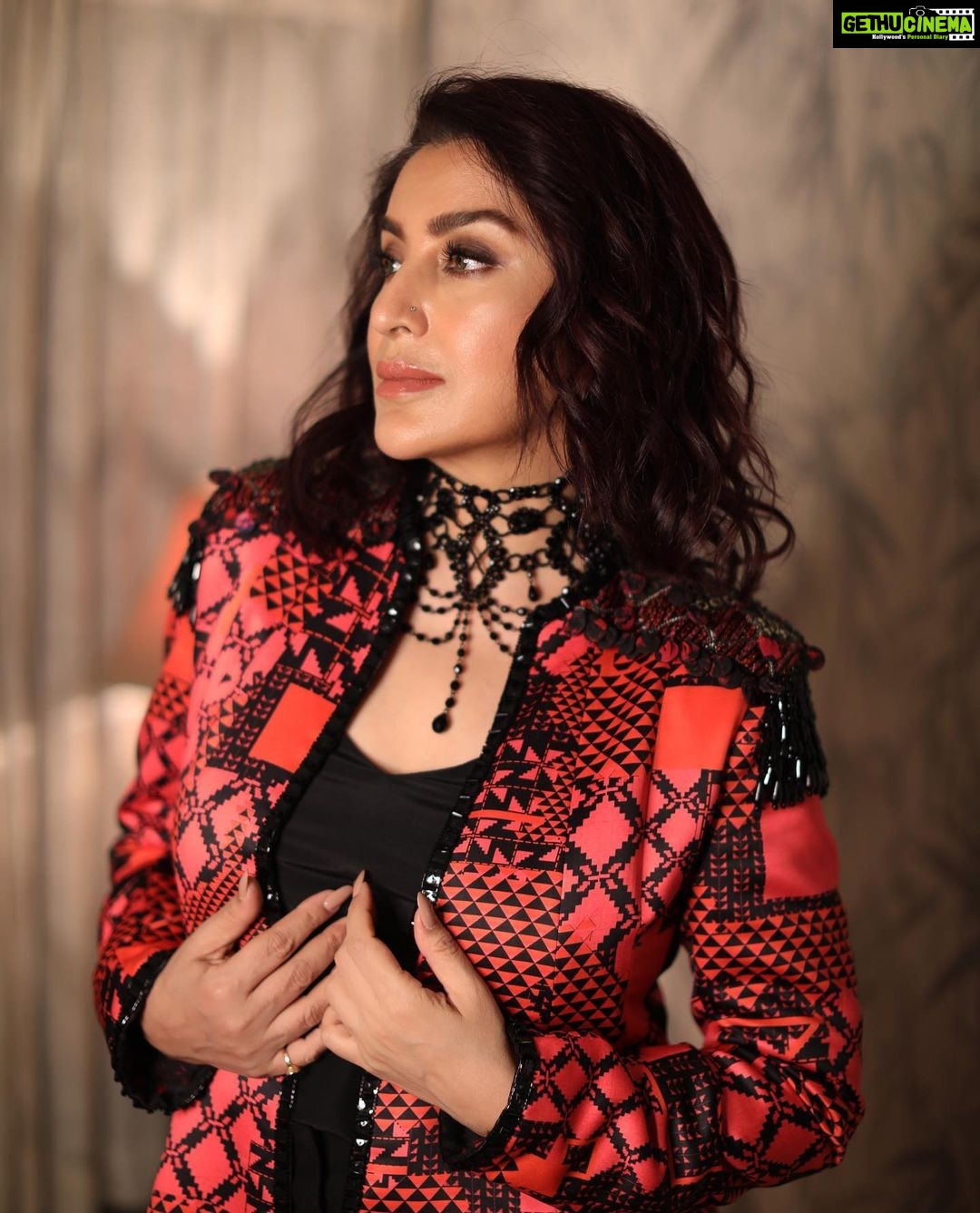 Tisca Chopra Instagram - That evening and that show ❤️🔥 Trust my dear @manishmalhotra05 to blow us away with his stunning ‘Diffuse’ collection .. shortlisted so many pieces that I can’t wait to wear .. Head over to stories to see what the @lakmefashionwk grand finale looked like .. 👗 @manishmalhotra05 💄 @shrushti_birje_8 📸 #urvidesale #manishmalhotra #lakmefashionweek #grandfinale