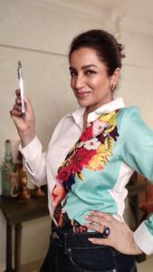 Tisca Chopra Instagram - For all phone addicts .. #phoneaddict #iphone #phone #tech #technology #communication #instagram #ig #reels