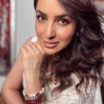 Tisca Chopra Instagram – Red and white pehenne waalon ki baat hee kuch aur hai .. 

Jewellery @curiocottagejewelry 
Saree is very old, one of the first sarees I bought on a trip to Lucknow .. 

#saree #sareelove #indianwear #desi #desigirl #reels