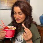 Tisca Chopra Instagram – January is almost over and I am still struggling with my resolution to give up processed sugar .. #frozenyogurt is my poison .. what’s yours? 

#sugar #sugaraddict #sugarsugar #dessert #foodie #ivegottostopdoingthis #reels