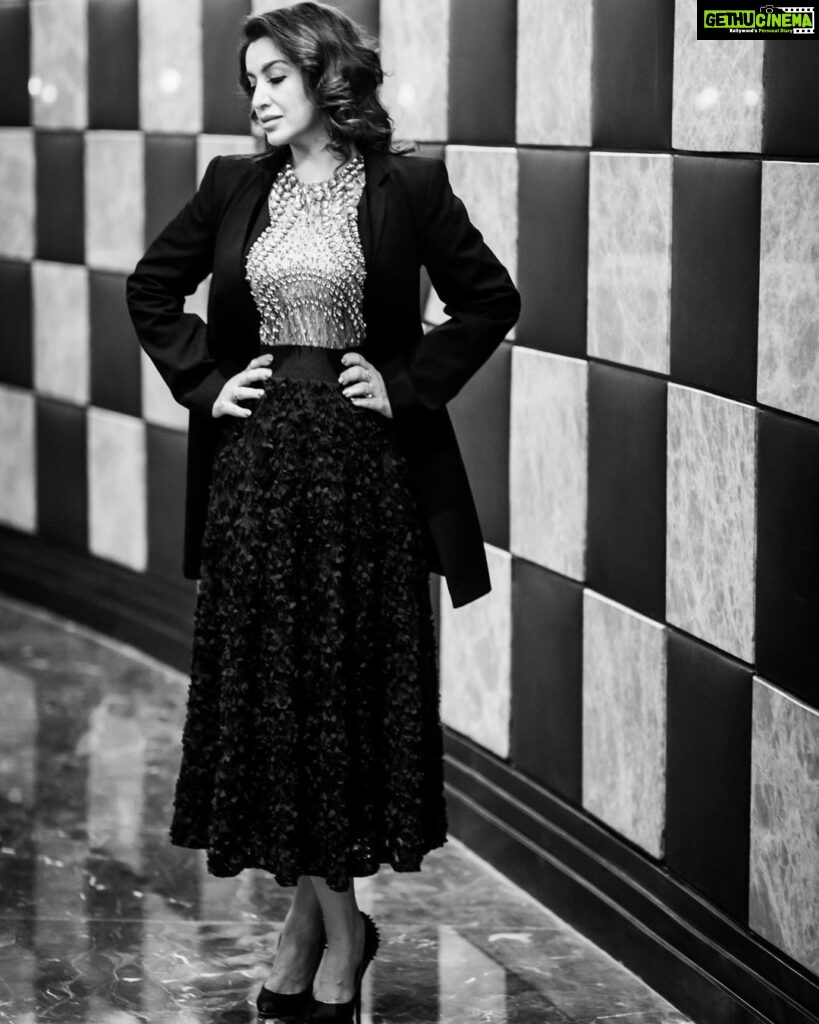 Tisca Chopra Instagram - A colourful girl in a black and white world .. #blackandwhite #blackandwhitephotography #shotoniphone #fashion #style #inspo #stylegram #delhi #shoot