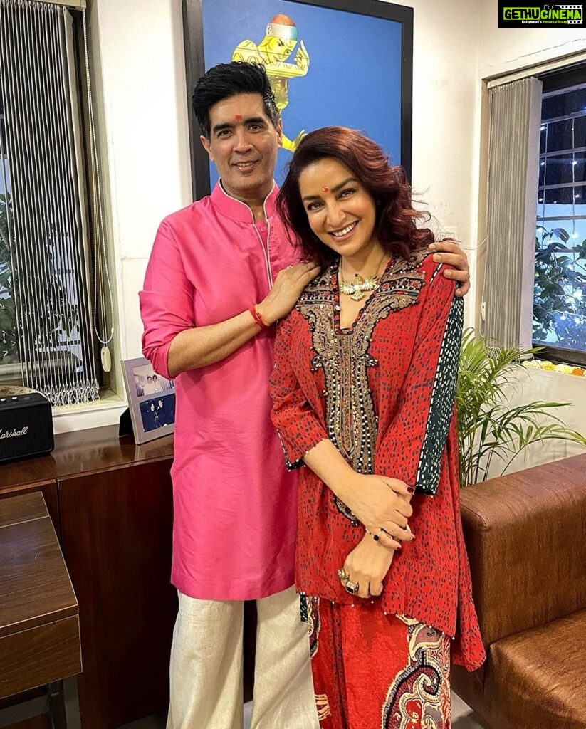 Tisca Chopra Instagram - How we did #diwali with my work fam .. At @stage5production and the OG @manishmalhotra05 .. And the blazing forces of @malhotra_dinesh @om_sunny_bhambhani @tanaymalhotra01 #louisebannerjee In frame @meetmshah #ianuranja @karanlalitbutani @surryamenen Thank you for the images 📸 @ziyuscontractor @tanaymalhotra01 Here’s to an illuminated Diwali with your families both at work and home ✨ Wearing the most delicious @aseemkapoor_official ♥️ #trainfromchhapraula #newbeginnings #cinema #film #writer #director #new #wip Bandra