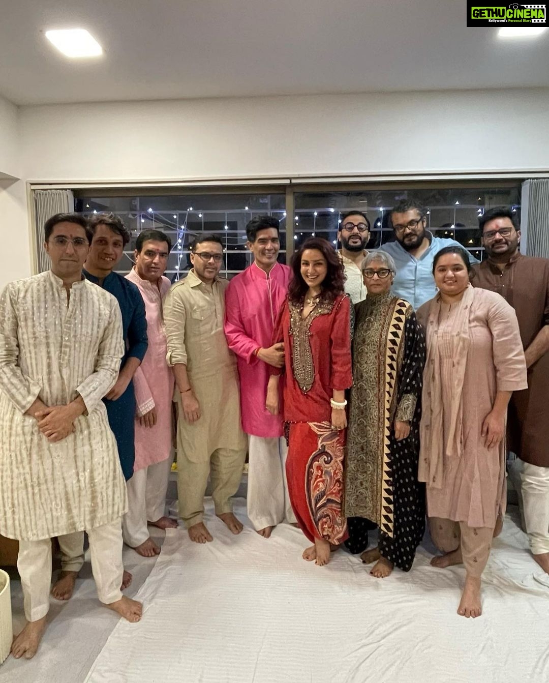 Tisca Chopra Instagram - How we did #diwali with my work fam .. At @stage5production and the OG @manishmalhotra05 .. And the blazing forces of @malhotra_dinesh @om_sunny_bhambhani @tanaymalhotra01 #louisebannerjee In frame @meetmshah #ianuranja @karanlalitbutani @surryamenen Thank you for the images 📸 @ziyuscontractor @tanaymalhotra01 Here’s to an illuminated Diwali with your families both at work and home ✨ Wearing the most delicious @aseemkapoor_official ♥️ #trainfromchhapraula #newbeginnings #cinema #film #writer #director #new #wip Bandra