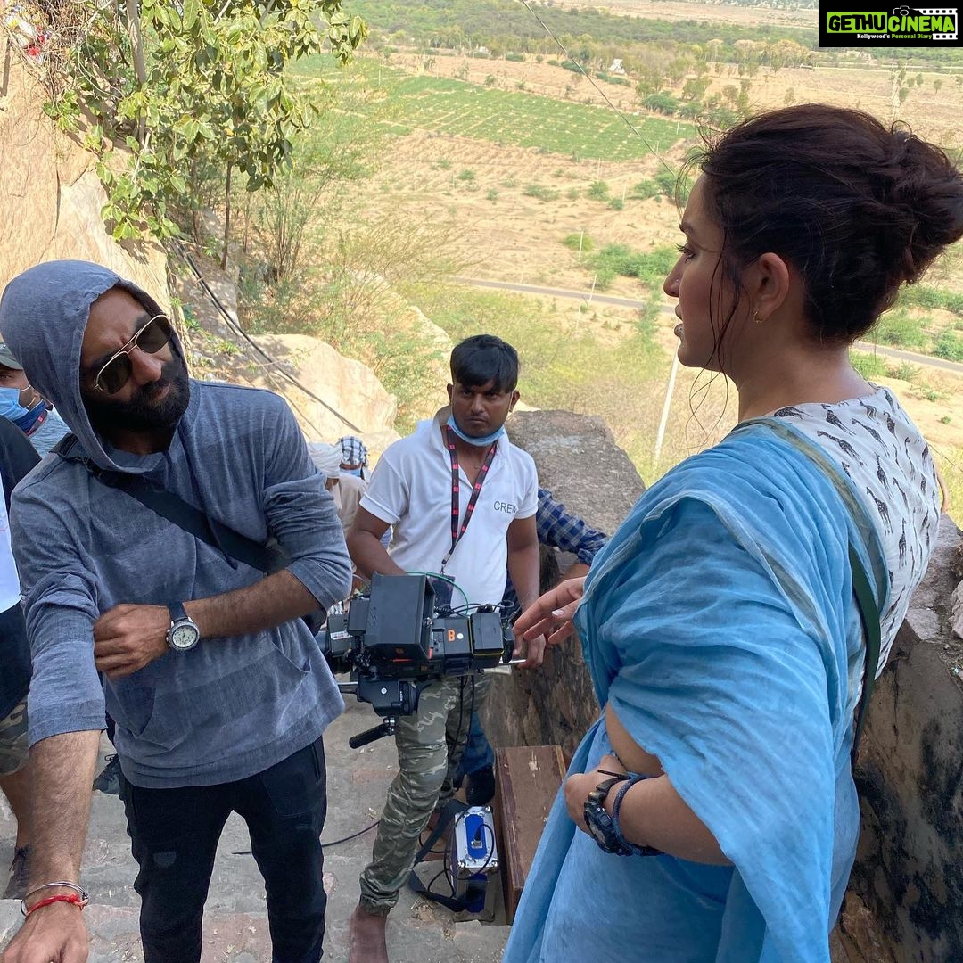 Tisca Chopra Instagram - Celebrating a year of #dahan .. Congratulations #gauravbanerjee @deepak30000 @rishinegi24 @saurabhshuklafilms @rajeshtailang #RohanJoshi @mukeshtiwari.act @ankurnayyar @vikranth.pawar @jai.looking @arkodebmukherjee @maheshkorade @nisargmeister @banijayasia @deepak30000 @mrinalinni @rajeshchadha #ShyamRathi @banijaygroup @artist.pankaj @hiraeth_theory @mank06 @rishinegi24 @usernametoocommon @_nikhilmnair #shivbajpai @disneyplushotstar #series #1year #anniversary