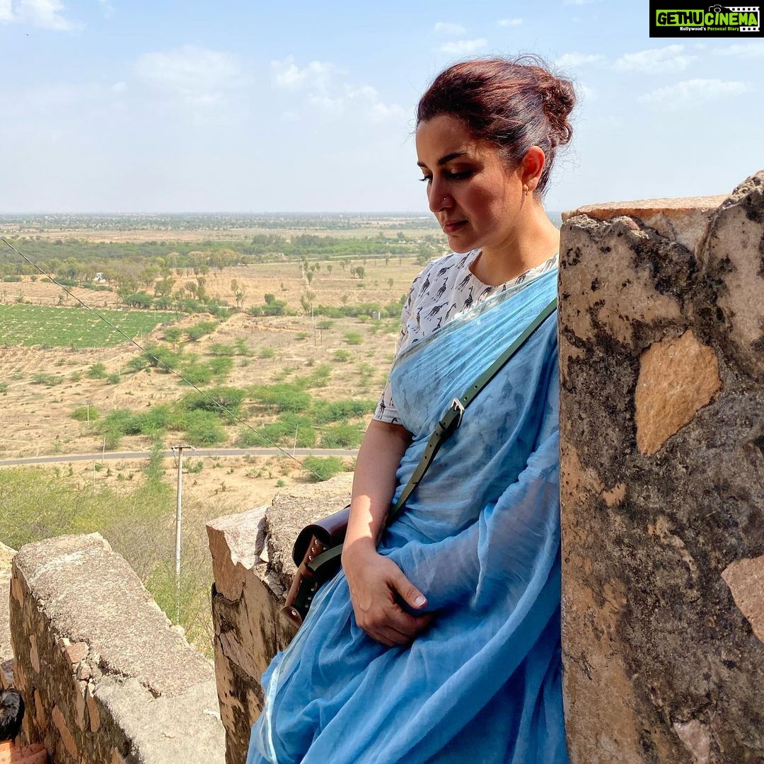 Tisca Chopra Instagram - Celebrating a year of #dahan .. Congratulations #gauravbanerjee @deepak30000 @rishinegi24 @saurabhshuklafilms @rajeshtailang #RohanJoshi @mukeshtiwari.act @ankurnayyar @vikranth.pawar @jai.looking @arkodebmukherjee @maheshkorade @nisargmeister @banijayasia @deepak30000 @mrinalinni @rajeshchadha #ShyamRathi @banijaygroup @artist.pankaj @hiraeth_theory @mank06 @rishinegi24 @usernametoocommon @_nikhilmnair #shivbajpai @disneyplushotstar #series #1year #anniversary