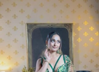 Tridha Choudhury Instagram - Everybody knows that Festive season is here 🤩 Are you excited??!!! 💣 #stylewithtridha #styleinspo #festivewear #festivecollection #festiveseason #festivemood #festivefashion #everybodyknows