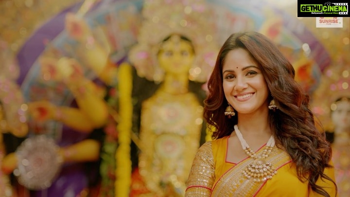 Trina Saha Instagram - এই বছর পুজোয় ITC সানরাইজ নিয়ে এসেছে একটি দারুণ গান - সানরাইজ দশভূজা ঘরে ঘরে দুর্গা। দশভূজা মা দুর্গার মত আমাদের বাড়ির মেয়েদের মাল্টিটাস্কিং এর ক্ষমতা কে সম্মান জানাতে সানরাইজ এই উদ্যোগটি নিয়েছে। তাই গানটি শোনার জন্য লিংক ক্লিক করে চলে যান Sunrise Pure YouTube Channel এ। Like, Share ও কমেন্ট করে জানান আপনাদের কেমন লাগলো এই পুজোর গান! #SunriseDashabhuja #GhoreGhoreDurga #SunrisePure #ITCSunrise #DurgaPuja #MusicVideo Presenting one of the most anticipated pujo song of this year. *Sunrise - Dashabhuja* | Ghore Ghore Durga Music Video Credits : Music Director : @jeetganngulimusic Lyrics : Tanuka Singers : @jeetganngulimusic & @monalithakur03 Feat. : @itsmeabirchatterjee , @monalithakur03 , @jeetganngulimusic & Myself Director: @soumojeet_adak Dop : Tuhin Saha Music Producer : Aditya Dev Mix & Master : ADM Studioz Production: @decalogue_mgmt Dance : Crescendo Dance Company Creative Director : Sandy Edit : Subho Pramanik Asst.Directors : Shinjan Basu , Saurav Sinha , R Chattopadhyay, Minakshi , Kalipada DI : Sujit Karmakar Art Director : Partha Majumdar Stylist : @horeayan Makeup: @pritha_dutta_official Music Video Link- https://youtu.be/G9DnRI1J2wo