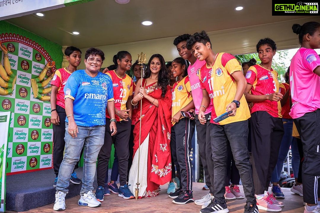Trina Saha Instagram - শক্তিরূপেণ সংস্থিতা 🔱🔥 The #MoshalGirls, along with actor @trinasaha21, shone in all their splendour earlier today, as part of @emamihealthyandtasty’s #AmieDurga campaign! ❤️💛 #JoyEastBengal #EmamiEastBengal #EastBengalFC #DurgaPujo #Pujo2023 Vivekananda Yuba Bharati Krirangan - VYBK